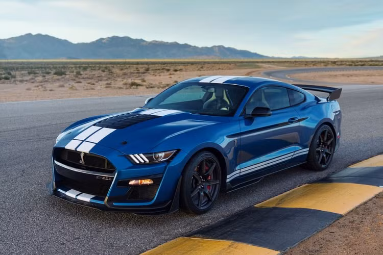 Ford Mustang Shelby GT500 2020 là mẫu xe mạnh mẽ nhất từ trước tới nay của dòng Mustang. Cụ thể, "Hổ mang chúa" sở hữu khối động cơ V8 5.2L, sản sinh công suất 760 mã lực và 847 Nm mô-men xoắn.