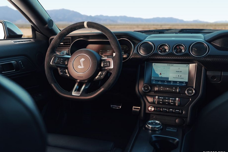 Một trong những yếu tố khiến giá xe Ford Mustang Shelby GT500 đắt đỏ như vậy một phần tới từ trang bị động cơ V8 5.2l, khiến xe phải chịu mức thuế cao hơn nhiều so với các loại xe thông thường.