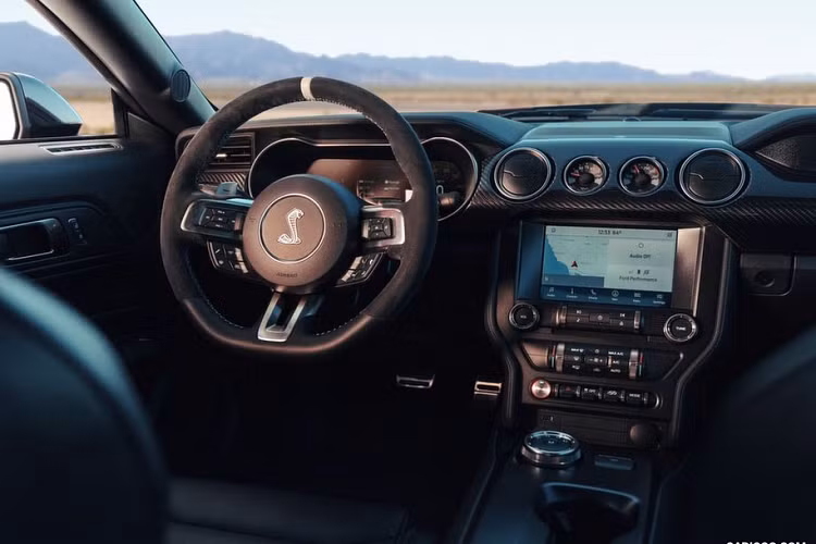 Một trong những yếu tố khiến giá xe Ford Mustang Shelby GT500 đắt đỏ như vậy một phần tới từ trang bị động cơ V8 5.2l, khiến xe phải chịu mức thuế cao hơn nhiều so với các loại xe thông thường.