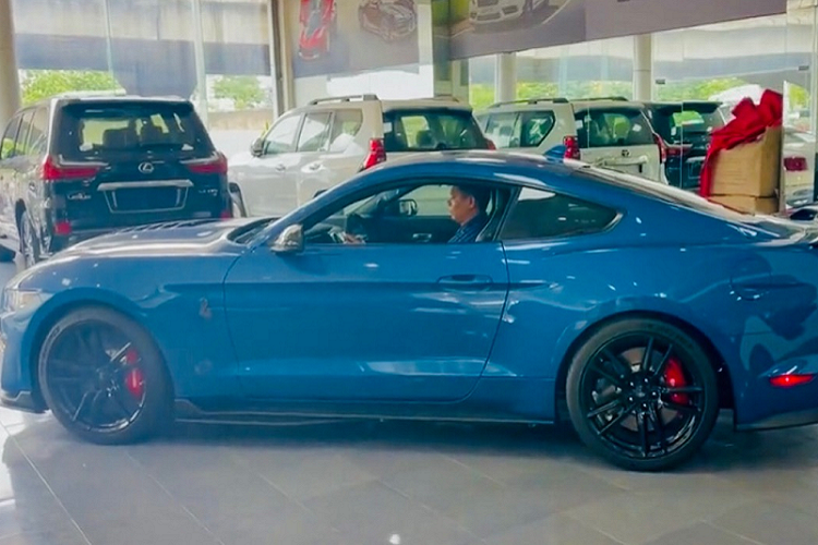 Mới đây, một đại lý nhập khẩu xe tư nhân tại thủ đô Hà Nội đã bất ngờ đăng tải đoạn video ngắn về chiếc Ford Mustang Shelby GT500 2020 mới đầu tiên được đưa về Việt Nam. 