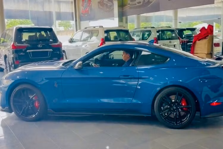 Mới đây, một đại lý nhập khẩu xe tư nhân tại thủ đô Hà Nội đã bất ngờ đăng tải đoạn video ngắn về chiếc Ford Mustang Shelby GT500 2020 mới đầu tiên được đưa về Việt Nam. 