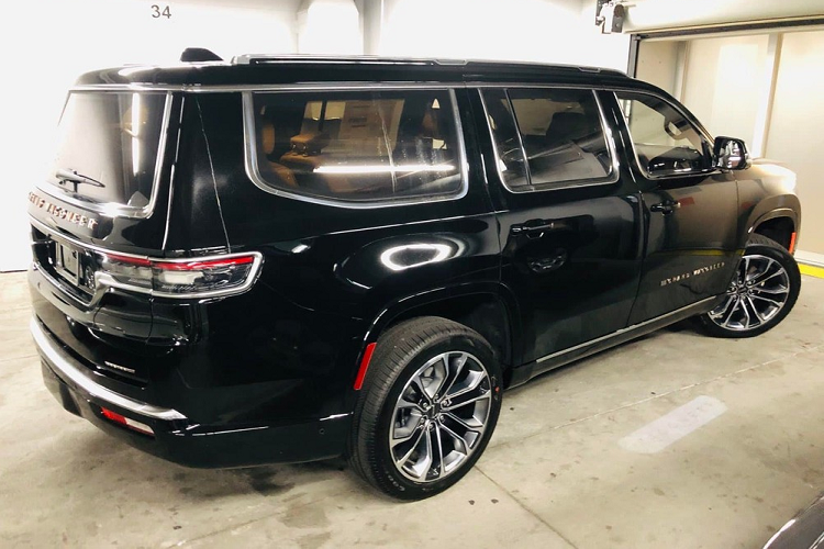 Jeep Grand Wagoneer 2022 sử dụng hệ truyền động máy xăng V8, dung tích 5.7 lít kết hợp với mô-tơ điện/máy phát điện chạy bằng dây cu-roa eTorque 48 V, sản sinh công suất tối đa 392 mã lực cùng mô-men xoắn cực đại 548 Nm. Ngoài ra xe còn có thêm động cơ V8, dung tích 6.4 lít với công suất tối đa 471 mã lực và mô-men xoắn cực đại 617 Nm. Xe đi kèm hộp số tự động 8 cấp.