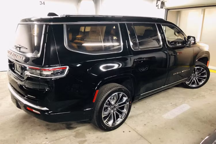 Jeep Grand Wagoneer 2022 sử dụng hệ truyền động máy xăng V8, dung tích 5.7 lít kết hợp với mô-tơ điện/máy phát điện chạy bằng dây cu-roa eTorque 48 V, sản sinh công suất tối đa 392 mã lực cùng mô-men xoắn cực đại 548 Nm. Ngoài ra xe còn có thêm động cơ V8, dung tích 6.4 lít với công suất tối đa 471 mã lực và mô-men xoắn cực đại 617 Nm. Xe đi kèm hộp số tự động 8 cấp.