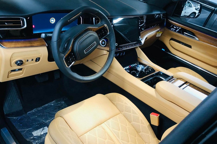 Mức giá xe Jeep Grand Wagoneer 2022 không được tiết lộ nhưng thuộc diện không chính hãng và là phiên bản Series III. Trên thị trường, Jeep Grand Wagoneer có đến 4 cấu hình cho khách lựa chọn như Series I, Series II, Obsidian và cuối cùng là Jeep Grand Wagoneer Series III. Mức giá bán khởi điểm của xe Jeep Grand Wagoneer 2022 tại thị trường nước ngoài sẽ là từ 2 tỷ đồng đến 2,37 tỷ đồng.