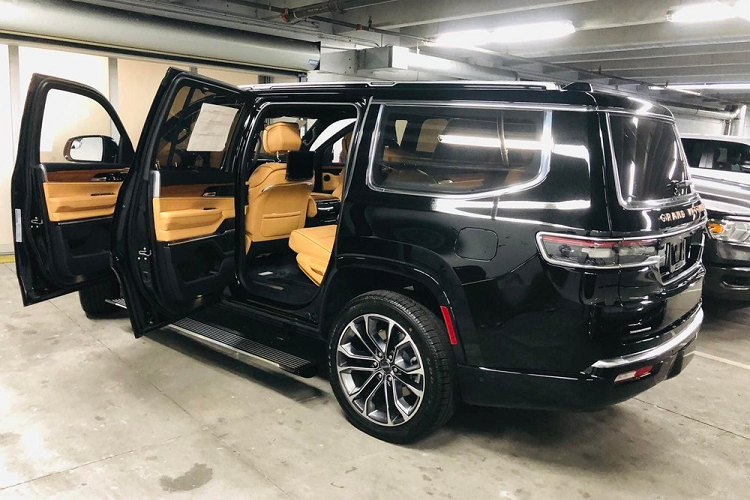 Chiếc xe Jeep Grand Wagoneer 2022 sắp về Việt Nam được khách hàng chọn thêm trang bị màn hình cảm ứng 10,25 inch ở trước mặt ghế phụ lái, 2 màn hình 10,1 inch cho hành khách phía sau và màn hình cảm ứng 10,25 inch để chỉnh các tính năng tiện nghi ở hàng ghế giữa. Hiện chưa rõ hệ thống âm thanh của chiếc xe này là dạng McIntosh 19 loa, công suất 950 W hay 23 loa, công suất 1.375 W.