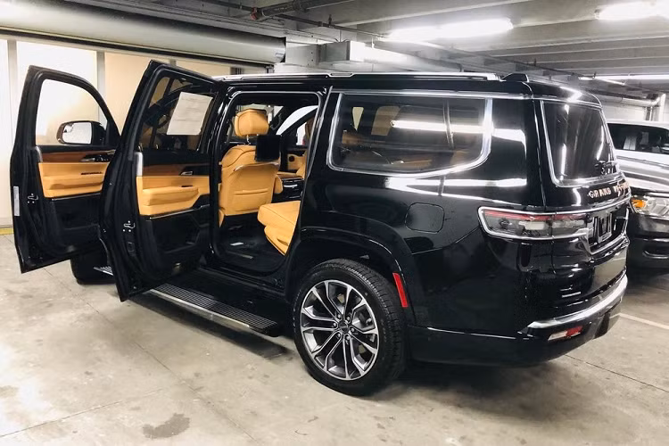 Chiếc xe Jeep Grand Wagoneer 2022 sắp về Việt Nam được khách hàng chọn thêm trang bị màn hình cảm ứng 10,25 inch ở trước mặt ghế phụ lái, 2 màn hình 10,1 inch cho hành khách phía sau và màn hình cảm ứng 10,25 inch để chỉnh các tính năng tiện nghi ở hàng ghế giữa. Hiện chưa rõ hệ thống âm thanh của chiếc xe này là dạng McIntosh 19 loa, công suất 950 W hay 23 loa, công suất 1.375 W.