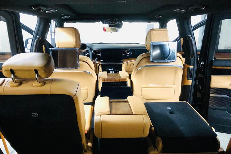 So với phiên bản Jeep Wagoneer 2022, mẫu xe SUV cỡ lớn Jeep Grand Wagoneer 2022 sắp về Việt Nam có ngoại hình thiết kế khác biệt từ lưới tản nhiệt, cản va trước, hốc gió, thanh nẹp crôm chạy trước đầu xe đến đèn LED, bên hông còn có dòng chữ Grand Wagoneer để nhận biết và bộ mâm đa chấu kép cỡ lớn.