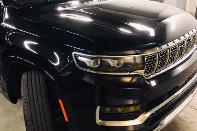 Để đẩy nhanh tiến độ hiện thực hóa, nửa năm sau đó, vào tháng 3/2021, bộ đôi SUV cỡ lớn với thiết kế và trang bị sang trọng của Jeep đã được cho ra mắt chính thức và nhanh chóng thu hút sự quan tâm của các tay chơi thế giới. Trong đó, một người yêu xe tại Việt Nam đã bị "cảm nắng" Jeep Grand Wagoneer 2022 mới nên đã quyết định mua ngay mẫu xe này để phục vụ mình tại dải đất hình chữ S.