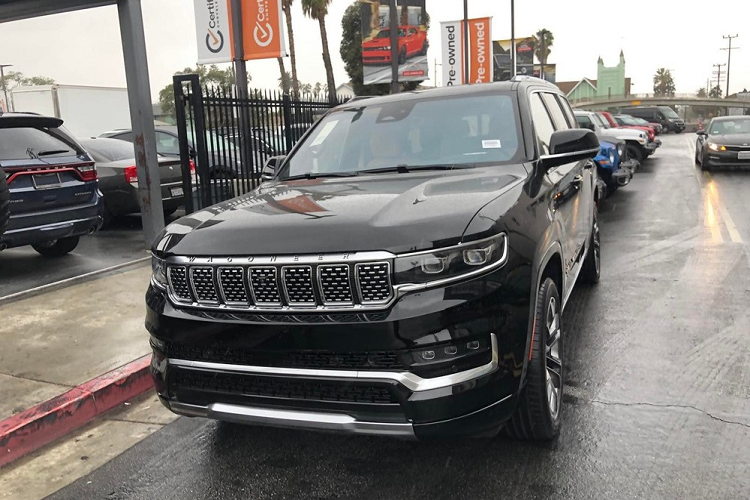 Như vậy, chỉ sau 9 tháng ra mắt thế giới, mẫu xe SUV hạng sang cỡ lớn Jeep Grand Wagoneer 2022 đã được một công ty nhập khẩu tư nhân trong nước lên danh sách mang về dải đất hình chữ S theo yêu cầu của khách hàng. Đây sẽ là đối thủ nặng ký của Cadillac Escalade, Toyota Sequoia, Nissan Armada hay Ford Expedition.