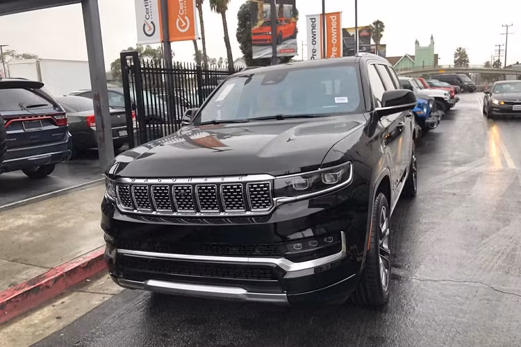 Như vậy, chỉ sau 9 tháng ra mắt thế giới, mẫu xe SUV hạng sang cỡ lớn Jeep Grand Wagoneer 2022 đã được một công ty nhập khẩu tư nhân trong nước lên danh sách mang về dải đất hình chữ S theo yêu cầu của khách hàng. Đây sẽ là đối thủ nặng ký của Cadillac Escalade, Toyota Sequoia, Nissan Armada hay Ford Expedition.