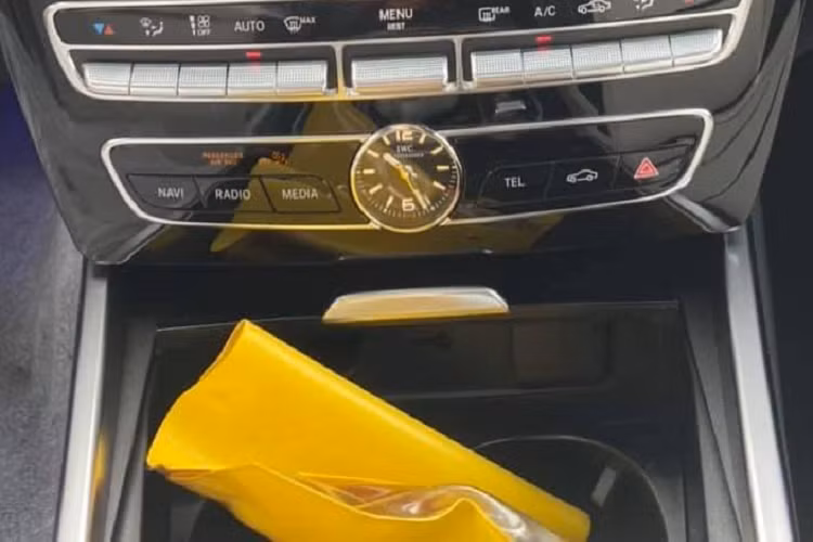 Xe sở hữu khối động cơ xăng V8, tăng áp kép, dung tích 4.0 lít mới nhất. Động cơ này tạo ra công suất tối đa 585 mã lực tại tua máy 6.000 vòng/phút và mô-men xoắn cực đại 850 Nm tại dải tua máy 2.500 - 3.500 vòng/phút. Sức mạnh được truyền tới cả 4 bánh thông qua hộp số tự động AMG Speedshift Plus 9 cấp. Nhờ đó, xe có thể tăng tốc từ vị trí xuất phát lên 100 km/h trong thời gian 4,5 giây trước khi đạt vận tốc tối đa 220 km/h. Dự kiến, giá xe khoảng hơn 10 tỷ đồng.