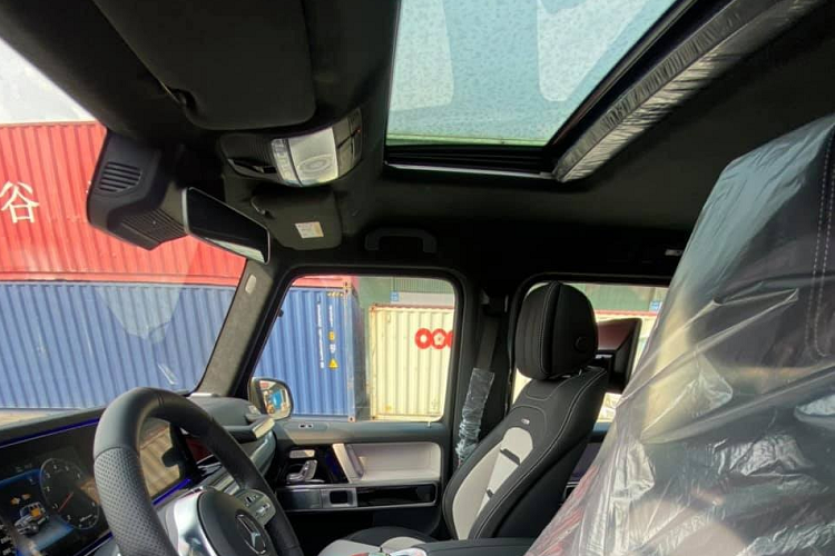 Ngoài màu sơn cực độc, chiếc Mercedes-AMG G63 2021 mới về nước còn được người nhập xe cho lên cấu hình các chi tiết khác sơn đen tạo điểm nhấn và la-zăng 7 chấu kép của xe được đánh bóng và phủ lớp bóng loáng đi kèm kẹp phanh màu sáng.
