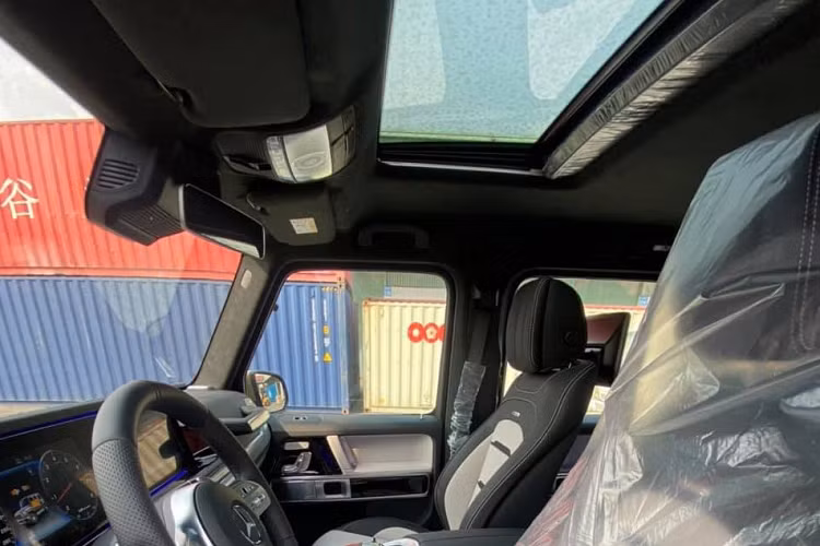 Ngoài màu sơn cực độc, chiếc Mercedes-AMG G63 2021 mới về nước còn được người nhập xe cho lên cấu hình các chi tiết khác sơn đen tạo điểm nhấn và la-zăng 7 chấu kép của xe được đánh bóng và phủ lớp bóng loáng đi kèm kẹp phanh màu sáng.