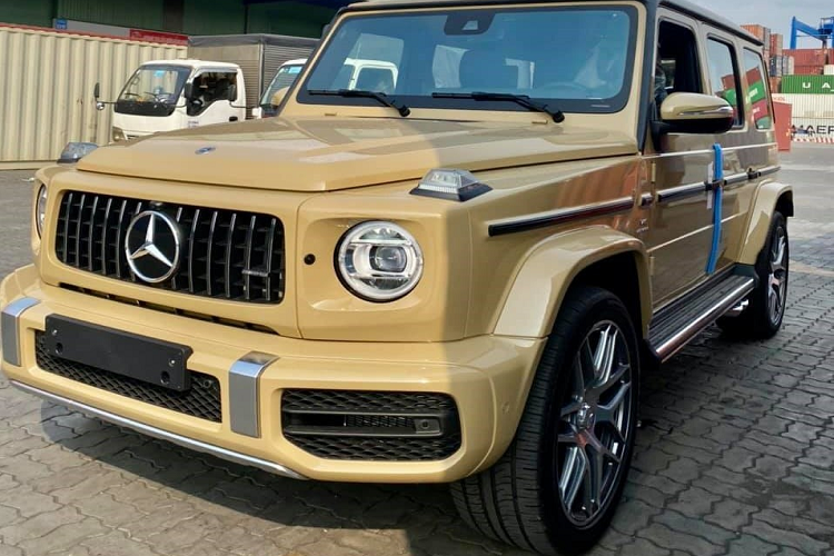 Được biết, màu sơn của chiếc xe Mercedes-AMG G63 2021 mới lộ ảnh khui công tại Việt Nam là Desert Sand hay còn gọi là cát sa mạc, bộ áo này nằm trong mã màu G-Manufaktur với chi phí ở nước ngoài đã 6.500 đô la, tương đương 150 triệu đồng. Những màu sơn xe Mercedes-AMG thường rất đắt nếu khách hàng bấm vào mục G-Manufaktur, ở trên dòng xe SUV hạng sang Mercedes-AMG G63 2021, các màu sơn của G-Manufaktur đều đồng giá là 6.500 đô la.