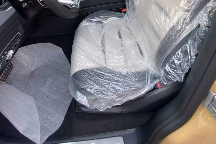 Nếu như người xem thích thú bộ áo lạ mắt G-Manufaktur Desert Sand trên chiếc SUV hạng sang Mercedes-AMG G63 2021 này thì nội thất khiến người xem tấm tắc bày tỏ sự ngưỡng mộ và cho rằng người nhập xe rất có gu với tuỳ chọn ghế ngồi da cao cấp bọc da 2 màu đen-trắng rất cá tính.