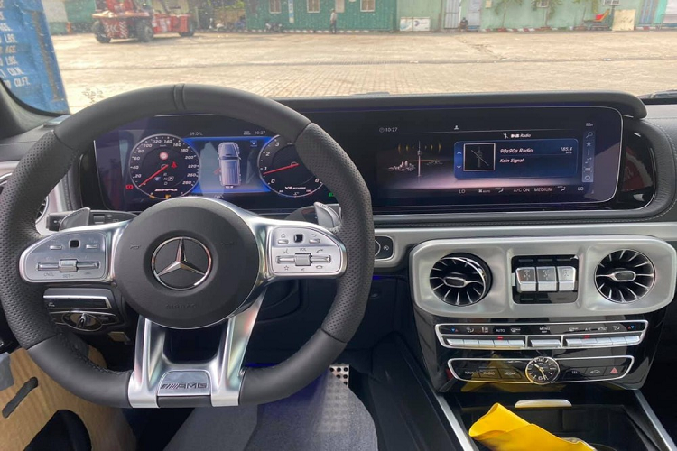 Là một trong những dòng SUV địa hình đến từ Mercedes-Benz, G-Class sở hữu khả năng off-road tuyệt vời. Trong đó, bản hiệu suất cao Mercedes-Benz G63 được nhiều khách hàng ưa chuộng bởi khả năng vận hành mạnh mẽ, hỗ trợ người lái tối đa trong việc chinh phục những địa hình khó và ngoại hình bắt mắt. Ở thế hệ thứ 2, mẫu xe này đã được gọi tên là AMG G63 thay vì G63 AMG như trước.