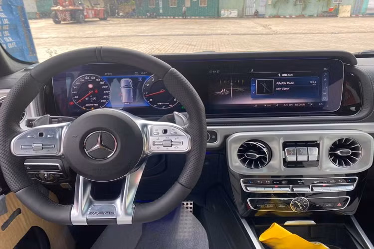 Là một trong những dòng SUV địa hình đến từ Mercedes-Benz, G-Class sở hữu khả năng off-road tuyệt vời. Trong đó, bản hiệu suất cao Mercedes-Benz G63 được nhiều khách hàng ưa chuộng bởi khả năng vận hành mạnh mẽ, hỗ trợ người lái tối đa trong việc chinh phục những địa hình khó và ngoại hình bắt mắt. Ở thế hệ thứ 2, mẫu xe này đã được gọi tên là AMG G63 thay vì G63 AMG như trước.