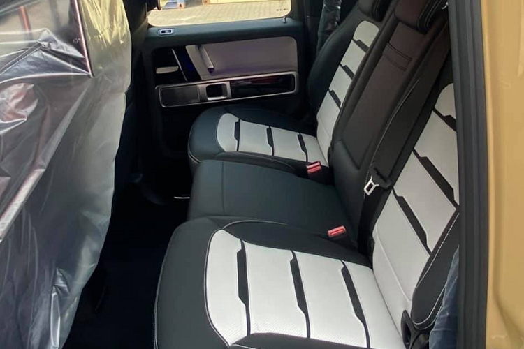 Chiếc đầu tiên chính là Mercedes-AMG G63 của Cường Đô la đặt hàng chính hãng hơn nửa năm để tặng cho vợ. Xe mang màu sơn China Blue. Bộ áo trên chiếc G63 2021 mới về nước được giới mê xe gọi đùa là bạc xỉu. Màu sắc này thật sự mang đến diện mạo lạ mắt cho ông vua địa hình nhưng đổi lại chủ nhân phải chi ra hàng trăm triệu đồng để khoác lên mình chiếc SUV hạng sang đình đám nhất Việt Nam hiện tại.