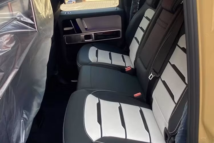 Chiếc đầu tiên chính là Mercedes-AMG G63 của Cường Đô la đặt hàng chính hãng hơn nửa năm để tặng cho vợ. Xe mang màu sơn China Blue. Bộ áo trên chiếc G63 2021 mới về nước được giới mê xe gọi đùa là bạc xỉu. Màu sắc này thật sự mang đến diện mạo lạ mắt cho ông vua địa hình nhưng đổi lại chủ nhân phải chi ra hàng trăm triệu đồng để khoác lên mình chiếc SUV hạng sang đình đám nhất Việt Nam hiện tại.