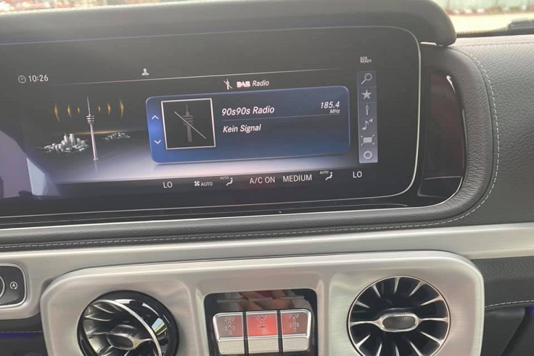 Điểm ấn tượng dễ nhận ra nhất chính là phần đầu xe SUV hạng sang Mercedes-AMG G63 2021 đã lột xác hoàn toàn với lưới tản nhiệt Panamericana rất thể thao với các thanh nan dạng đứng được mạ crôm hoặc sơn tối màu. Nắp capô cũng được làm mới nhưng 2 đèn xi-nhan đặt hai bên hông nắp capô này vẫn giữ nguyên. Thay đổi tiếp theo của (W463) phải kể đến cản va trước, hốc gió trước thay đổi thiết kế. Hệ thống đèn chiếu sáng trên xe đã được nâng cấp lên LED toàn phần với "đôi mắt" thiết kế lại hoàn toàn. Không chỉ phía trước, đằng sau Mercedes-AMG G63 cũng có sự thay đổi.