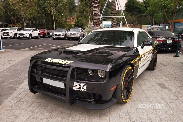 Đã rất lâu rồi giới đam mê xe mới được nhìn thấy chiếc Dodge Challenger SRT-8 Hellcat hàng hiếm xuất hiện trên đường phố Sài Gòn.