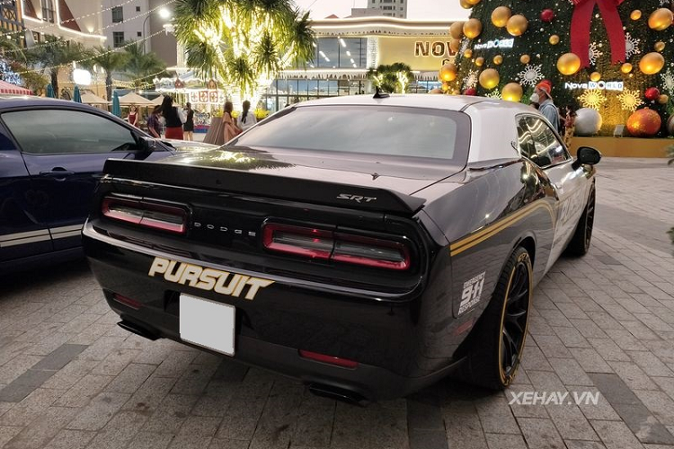 Và lần này, "cỗ xe cơ bắp Mỹ" Dodge Challenger SRT-8 Hellcat đã ngay lập tức thu hút sự chú ý của mọi người xung quanh vì diện mạo mới lạ khi khác trên mình dàn áo "xe cảnh sát Mỹ".