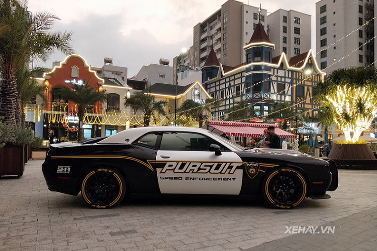 Có thể thấy rõ logo “Pursuit”, 911 (số điện thoại khẩn cấp tại Mỹ) xuất hiện ở nhiều vị trí như cản trước, cản sau, nắp ca-pô, cột A, thân xe…