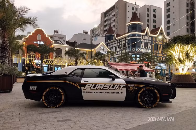 Có thể thấy rõ logo “Pursuit”, 911 (số điện thoại khẩn cấp tại Mỹ) xuất hiện ở nhiều vị trí như cản trước, cản sau, nắp ca-pô, cột A, thân xe…