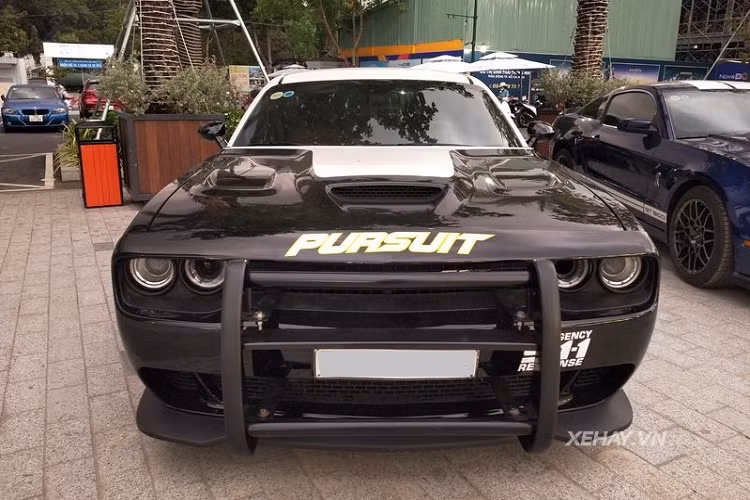 Challenger SRT-8 Hellcat là đối thủ trực tiếp của Chevrolet Camaro ZL1 hay Ford Mustang Shelby GT, chiếc xe cơ bắp Mỹ sở hữu thiết kế hoang dã, nổi bật với hốc gió cỡ lớn trên nắp ca-pô, cặp đèn pha đặc trưng...