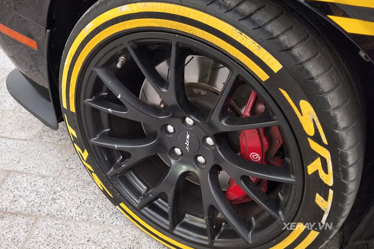 Chiếc Dodge Challenger SRT-8 Hellcat này sử dụng động cơ siêu nạp 6.2L HEMI sản sinh công suất tối đa 707 mã lực và mô-men xoắn cực đại 881 Nm, kết hợp hệ dẫn động cầu sau và hộp số tự động 8 cấp TorqueFlite.