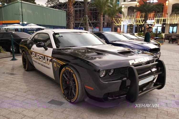 Ngoài ra, chiếc Dodge Challenger SRT-8 Hellcat bản độ này còn được trang bị bộ mâm đa chấu thể thao sơn đen mạnh mẽ, đi kèm hệ thống phanh Brembo 15,4 inch - phanh lớn nhất mà Chrysler từng sản xuất.