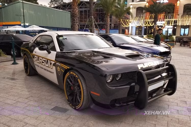 Ngoài ra, chiếc Dodge Challenger SRT-8 Hellcat bản độ này còn được trang bị bộ mâm đa chấu thể thao sơn đen mạnh mẽ, đi kèm hệ thống phanh Brembo 15,4 inch - phanh lớn nhất mà Chrysler từng sản xuất.