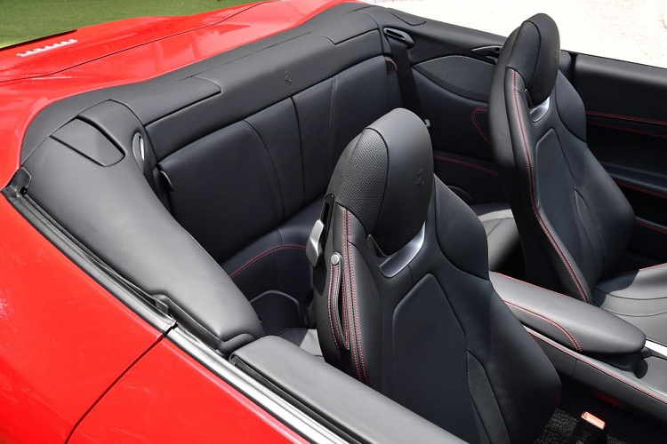 Siêu xe mui trần Ferrari Portofino M được trang bị khối động cơ V8, dung tích 3,9 lít, tăng áp kép đã tinh chỉnh lại nhằm cho ra công suất tối đa 612 mã lực và 760 Nm mô-men xoắn cực đại, ngang với chiếc siêu xe 4 chỗ ngồi Ferrari Roma.