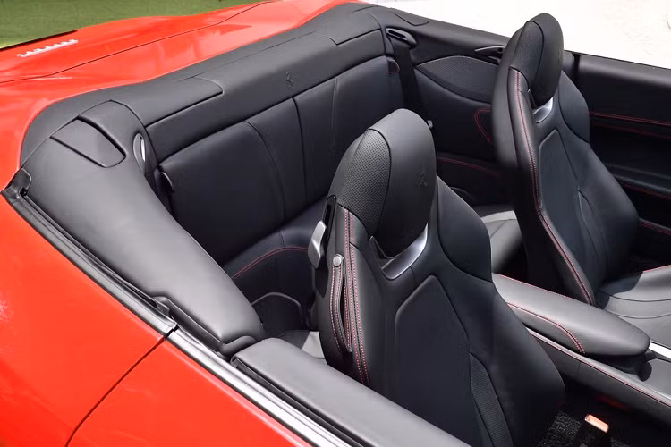 Siêu xe mui trần Ferrari Portofino M được trang bị khối động cơ V8, dung tích 3,9 lít, tăng áp kép đã tinh chỉnh lại nhằm cho ra công suất tối đa 612 mã lực và 760 Nm mô-men xoắn cực đại, ngang với chiếc siêu xe 4 chỗ ngồi Ferrari Roma.