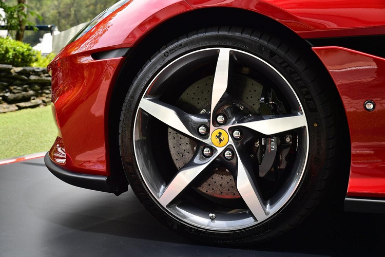 Đầu tiên chính là việc hãng siêu xe Ý đã trang bị cho Portofino M hộp số ly hợp kép 8 cấp, đây cũng là lần đầu một mẫu xe mui trần của hãng được trang bị hộp số này. Điểm ấn tượng trên hộp số ly hợp kép 8 cấp chính là việc bộ côn nhỏ hơn 20% và có thể chịu được nhiều hơn 35% mô-men xoắn so với hộp số 7 cấp trước đây.