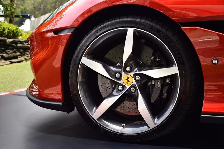 Đầu tiên chính là việc hãng siêu xe Ý đã trang bị cho Portofino M hộp số ly hợp kép 8 cấp, đây cũng là lần đầu một mẫu xe mui trần của hãng được trang bị hộp số này. Điểm ấn tượng trên hộp số ly hợp kép 8 cấp chính là việc bộ côn nhỏ hơn 20% và có thể chịu được nhiều hơn 35% mô-men xoắn so với hộp số 7 cấp trước đây.