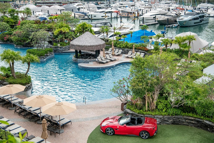 Tháng 9/2020, hãng siêu xe Ferrari đã tung ra Portofino M, phiên bản nâng cấp giữa vòng đời của chiếc siêu xe mui trần Ferrari Portofino hoàn toàn mới với những cải tiến nhỏ ở thiết kế cũng như khả năng vận hàng của mẫu xe này. Mới đây, Ferrari Portofino M đã có dịp đến Hong Kong để ra mắt các khách hàng tại đây.