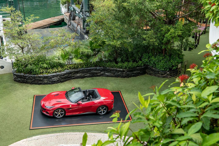 Nội thất của siêu xe mui trần Ferrari Portofino M vẫn sở hữu cách bố trí 2+ đặc trưng với 2 hàng ghế sau chỉ phù hợp cho trẻ em ngồi, bảng táp-lô tích hợp màn hình cảm ứng kích thước 10,25 inch, vô-lăng tích hợp các nút chức năng và một màn hình phụ.