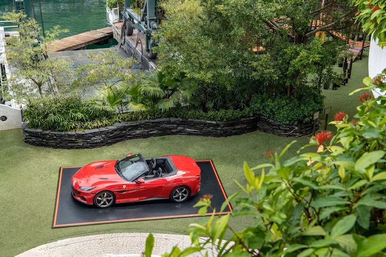 Nội thất của siêu xe mui trần Ferrari Portofino M vẫn sở hữu cách bố trí 2+ đặc trưng với 2 hàng ghế sau chỉ phù hợp cho trẻ em ngồi, bảng táp-lô tích hợp màn hình cảm ứng kích thước 10,25 inch, vô-lăng tích hợp các nút chức năng và một màn hình phụ.