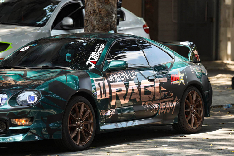 Theo chia sẻ của chủ xe - anh Nguyễn Khắc Trung, xác chiếc xe Toyota Celica đời cũ này được anh mua từ Tiền Giang. Chi phí hết gần 300 triệu. Sau khi mua về, chủ xe đã dành nhiều thời gian và công sức để hoàn thiện chiếc xe theo sở thích của mình, hay nói cách khác biến chiếc Celica này trở thành bản độ có một không hai tại Việt Nam.