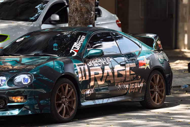 Theo chia sẻ của chủ xe - anh Nguyễn Khắc Trung, xác chiếc xe Toyota Celica đời cũ này được anh mua từ Tiền Giang. Chi phí hết gần 300 triệu. Sau khi mua về, chủ xe đã dành nhiều thời gian và công sức để hoàn thiện chiếc xe theo sở thích của mình, hay nói cách khác biến chiếc Celica này trở thành bản độ có một không hai tại Việt Nam.