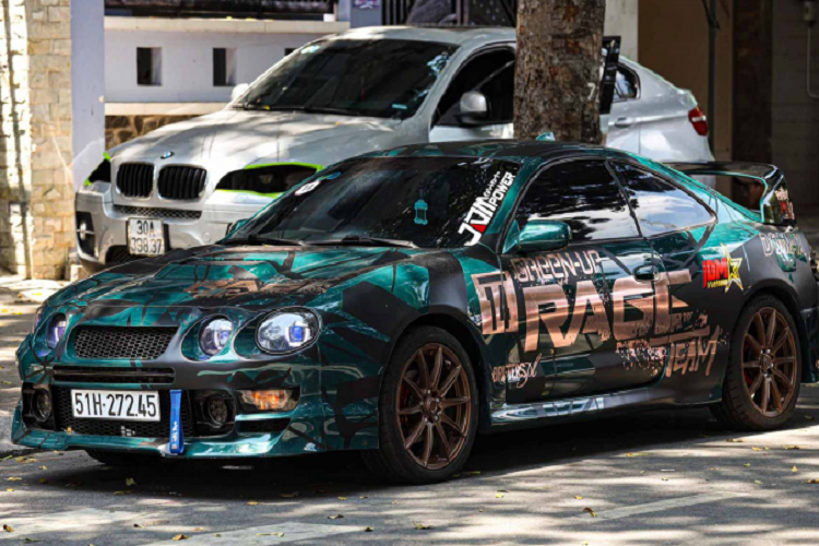 Được hoàn thành vào giữa năm 2020, bản độ của chiếc Toyota Celica đời 1994 này nhanh chóng gây sốt giữa cộng đồng những người chơi xe thể thao Nhật Bản (JDM) tại Việt Nam. Tuy nhiên vì lý do cá nhân, hiện bản độ này đang được chủ xe rao bán lại với giá 420 triệu đồng.