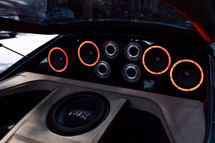 Dàn mâm xe và lốp được thay mới hoàn toàn với tông màu đồng và kẹp phanh đỏ nổi bật. Bên cạnh đó, hệ thống treo cũng được sửa đổi với bộ phuộc GodSpeed.