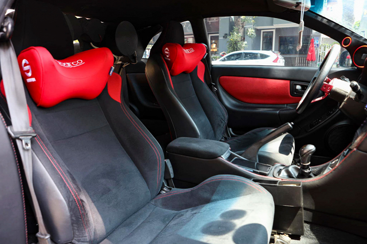 Nội thất xe cũng được hoàn thiện lại với chất liệu bọc da lộn và bộ ghế Toyota 86. Vô lăng, đồng hồ hiển thị trên xe được thay mới. Màn hình giải trí trên xe sử dụng loại Android Bravigo.