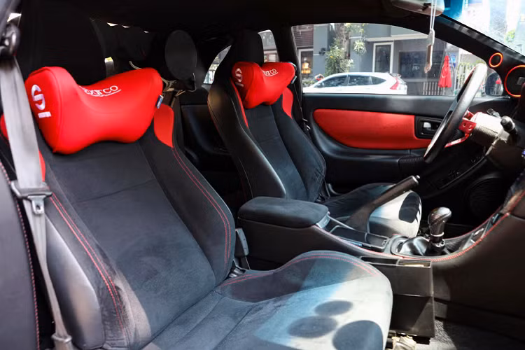 Nội thất xe cũng được hoàn thiện lại với chất liệu bọc da lộn và bộ ghế Toyota 86. Vô lăng, đồng hồ hiển thị trên xe được thay mới. Màn hình giải trí trên xe sử dụng loại Android Bravigo.