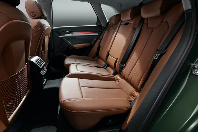 Kế tới, Audi Q5 2021 được tái thiết kế phần lưới tản nhiệt Singleframe với kích thước lớn và góc cạnh hơn, bộ khuếch tán mới, cụm ống xả thể thao cũng góp phần gia tăng thêm vẻ đẹp khó có thể cưỡng lại của xe. 