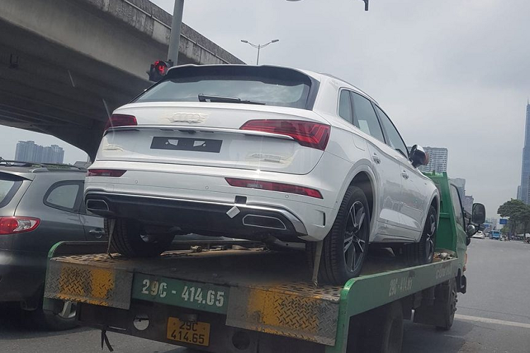 Một người dùng mạng xã hội mới đây vừa đăng tải hình ảnh về chiếc Audi Q5 2021 mới đầu tiên tại Việt Nam đang trên xe chuyên dụng di chuyển ở đường phố Hà Nội. Theo nhận định, khả năng cao đây là xe được nhập về theo diện chính hãng và có thể đã có chủ nhân đặt trước.