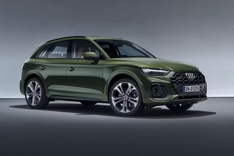 Theo quan sát trên hình, chiếc Audi Q5 2021 đầu tiên tại Việt Nam mang nước sơn ngoại thất màu trắng tinh tế, tông màu vốn được xem là phù hợp nhất trên các mẫu xe của Audi. Bên cạnh đó, xe còn được trang bị bộ mâm với thiết kế 5 chấu kép khoẻ khoắn.