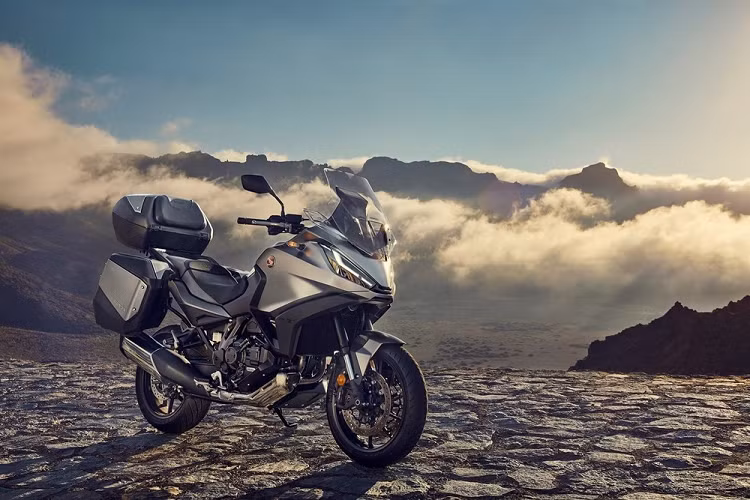 Dù mang kết cấu của người anh em Africa Twin 1100, Honda NT1100 đa dụng này lại thừa hưởng phong cách thiết kế của mẫu xe ga Honda X-ADV. Điều này thể hiện rất rõ qua ngoại hình với phần dàn nhựa quay khá kín, đầu xe nổi bật với cụm đèn pha và đèn định vị LED có tạo hình tương tự như X-ADV, bên trên là kính chắn gió lớn nhằm hạn chế gió tạt vào người lái.