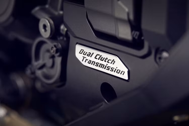 Gói trang bị Touring Pack sẽ thay thế yên xe nguyên bản bằng yên xe mới êm ái hơn, gác chân tiện lợi và đèn sương mù. Cuối cùng là gói trang bị Voyage Pack sẽ bao gồm tất cả các trang bị nêu trên.